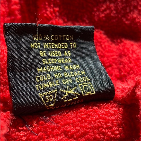 Red hooded robe. Smoke & pet free home - Picture 13 of 13